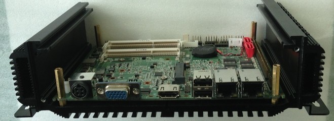 低功耗壁挂嵌入式迷你工控机 全密封无风扇静音设计，支持通电自启